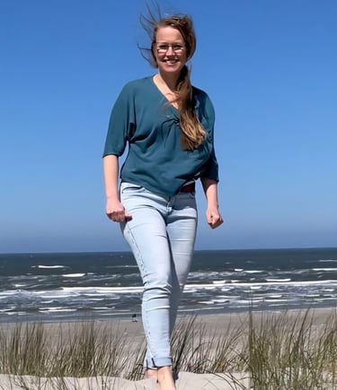 Marjolein Bisschop geniet van de zee en frisse lucht op het strand voor een gezonde, actieve levensstijl