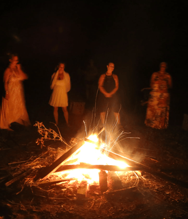 un grupo de personas reunidas en torno a una hoguera