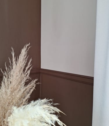 Zoom sur un coin de mur beige et brun avec des fleurs séchées pampas