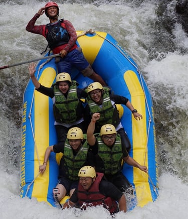 Para peserta saat melakukan kegiatan arung jeram pangalengan bersama fluir adventure diatas perahu kuning biru