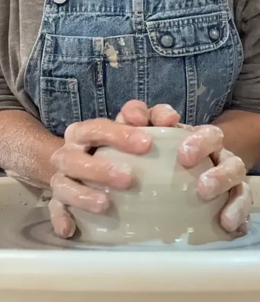 Anne Olgiati, créatrice artisane céramique de l'atelier Dès 2mains