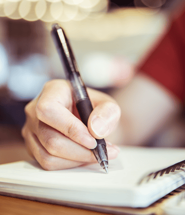 Illustration ; main tenant un stylo