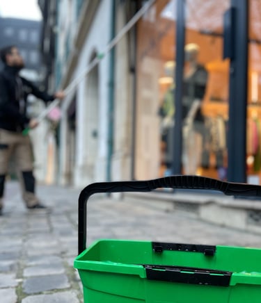 Agent de M & M Services Pro effectuant le nettoyage des sols dans un commerce à Rouen