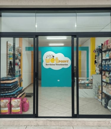Fachada moderna de VetPoint Servicios Veterinarios con suministros para mascotas.