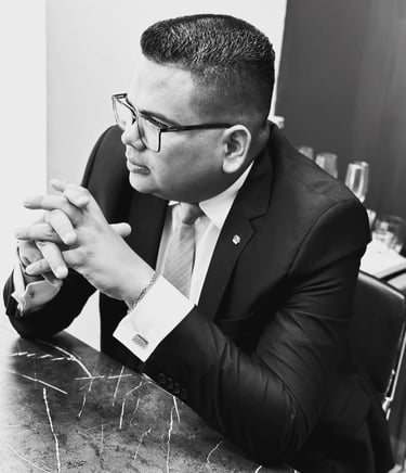 Imagem de um advogado renomado, Jonatan Santos em seu escritório