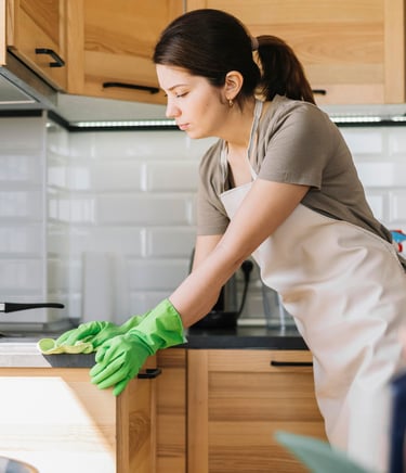 Full cleaning service for holiday properties (freepik.com)