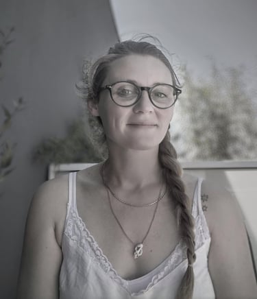 Portrait en noir et blanc de l'artiste Eva Girardeau
