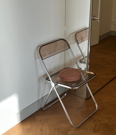 Castelli kėdė ir modernist indai