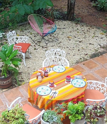 mesa de jardin para desayuno en mayan bungalow at chichen itza