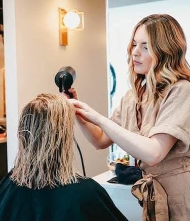 Brushing et coiffage professionnel au salon l'Arabesque à Guilherand-Granges.