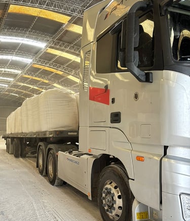 camión cargado con big bags de cal industrial