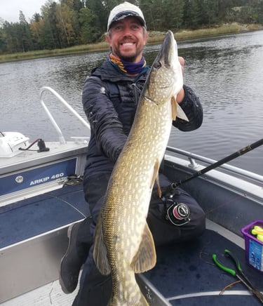 pêcheur qui tient un brochet