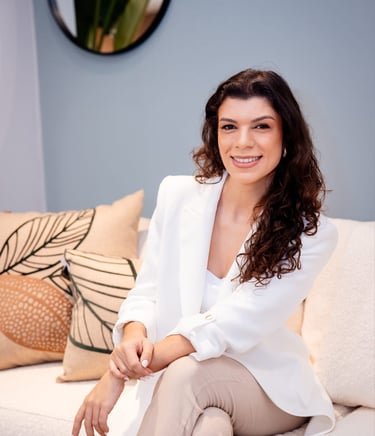 Psicóloga Bruna Maffei especialista em terapia online para mulheres com sobrecarga e ansiedade.