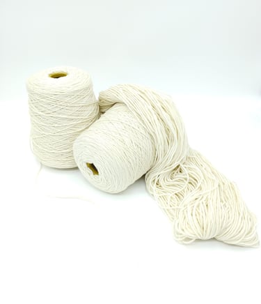 cone et echeveau de laine merinos d'arles français, non teint brut