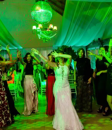 novia bailando con amigas