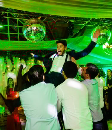 novio arrojado por los amigos