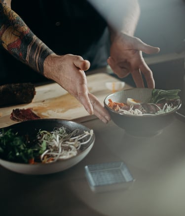 uma pessoa está segurando uma tigela de comida