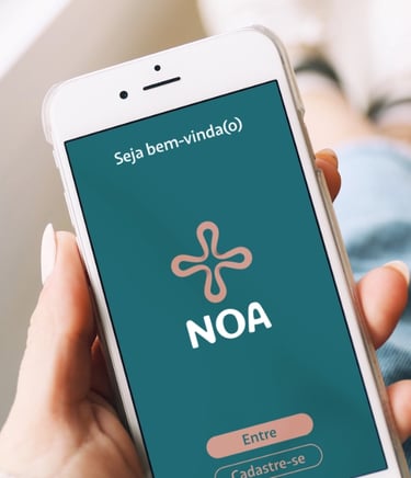 Uma mão segurando um celular mostrando a tela inicial de um aplicativo.