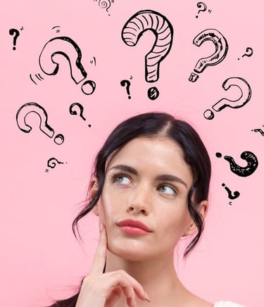 Une personne qui se pose des questions pour bien choisir son organisme de formation