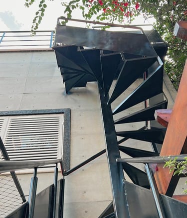 escada de metal meia caracol meia reta