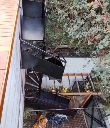 escada de metal preta