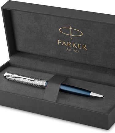 Bolígrafo Parker elegante en azul y plata, en estuche de regalo negro con logo dorado.