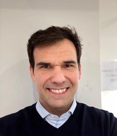 Corredor Inmobiliario, Contador Público con Posgrado y PAS. Fundador de Inprogroup