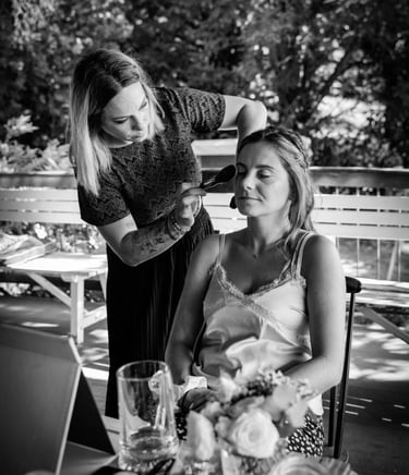 une femme se fait maquiller lors d'un mariage