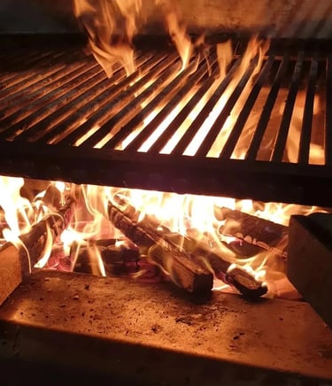 cuisson au feu de bois de nos grillades au restaurant l'incontournable vendéen 