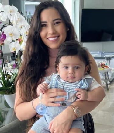femme avec enfant dans les bras