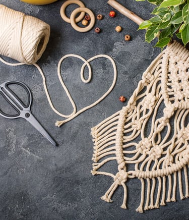 Decoración artesanal hecha a mano con materiales alrededor