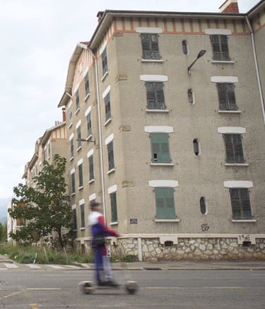 Abbaye Grenoble immeubles vide trotinette