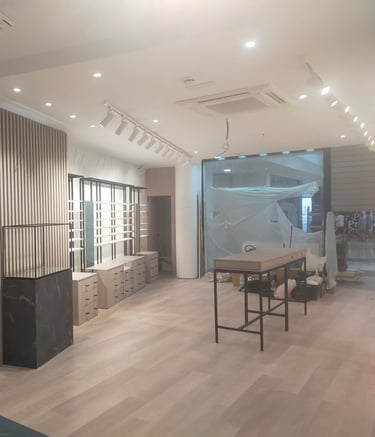 Decoración interior para ópticas en obra, proyecto MSDecop con mobiliario a medida.