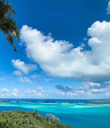 Image du lagon de Bora Bora avec ses magnifiques nuances de bleu, en Polynésie Française. 