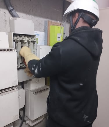 Technicien intervient pour remplaver les fusibles d'une colonne