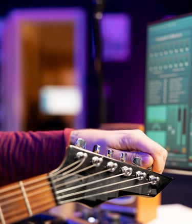 afinando guitarra-producción artística