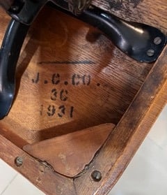 Detalle sello original silla JCCo. Respetado en restauración. Tenerife.