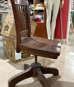 Estado original silla antigua banquero J.C.Co. Después de 94 años. Restauración Tenerife.