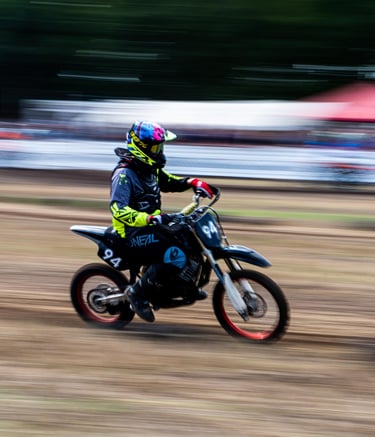 Mofa-Rennen Fahrer in voller Fahrt mit Wischeffekt. Dynamisches Sportfoto von Just Perspectives.