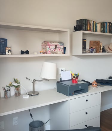 Escritório minimalista em cores claras, mdf areia