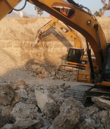 Excavadora 320D con martillo trabajando en sitio