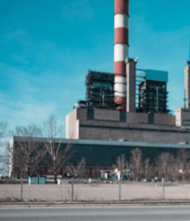 homem de uniforme avaliando a fabrica