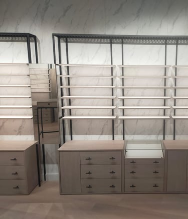 Mobiliario a medida para ópticas por MSDecop, estanterías iluminadas y diseño funcional.