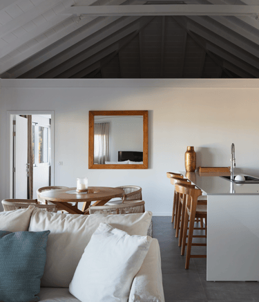La cuisine privée de la suite principale à la villa noah st barth vue mer plage de st jean
