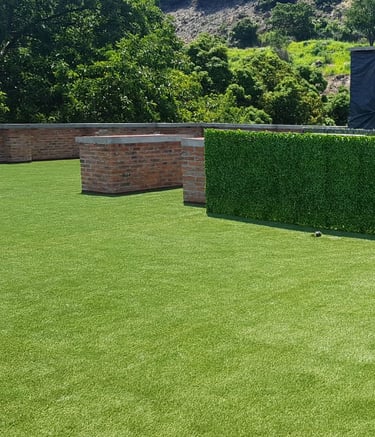 Área de juegos infantil con pasto artificial seguro y suave