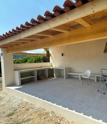 Terrasse extérieure aménagée avec pergola en bois moderne
