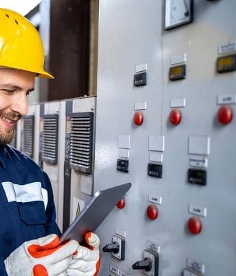 homem reparando o painel de energia