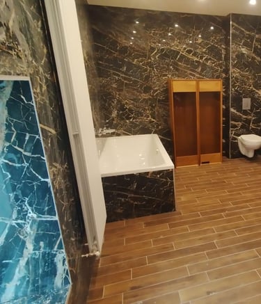 Salle de bain rénovée avec carrelage blanc et meubles suspendus