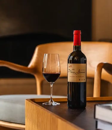 Une bouteille de vin rouge et un verre