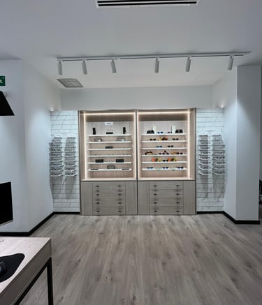 Mobiliario a medida y diseño interior de óptica moderna por MSDecop.